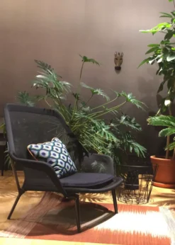 Vitra Slow Chair Met Ottoman Loungestoel Bruin/créme / Poedercoating Aubergine -Beste Meubelcollectie Winkel x886x886 0376.jpg.pagespeed.ic .AKrA0G9Kmz