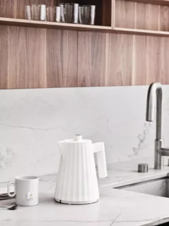 Alessi Plissé Waterkoker 1,7L Grijs 16 Alessi Plissé Waterkoker 1,7L Grijs -Beste Meubelcollectie Winkel x886x886 alessi pliss waterkoker 1 7l4.jpg.pagespeed.ic .dNPcSiP6Ld 1