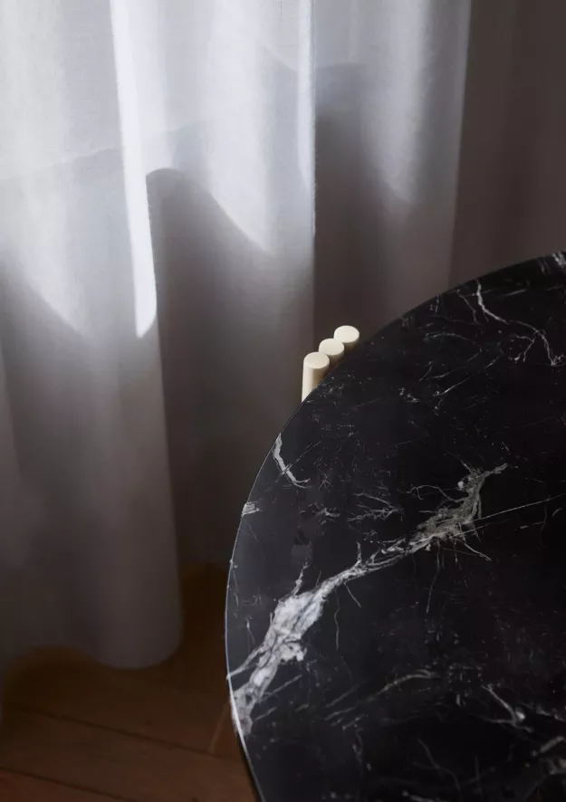 AYTM Tribus Salontafel Ø80 Zwart/travertine 11 AYTM Tribus Salontafel Ø80 Zwart/travertine - Afbeelding 11