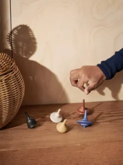 Ferm Living Spin Tops Tol Speelgoed Set Van 5 Multi -Beste Meubelcollectie Winkel x886x886 ferm living spin tops tol speelgoed set van 5 multi1.jpg.pagespeed.ic .gZlJzQgxHo