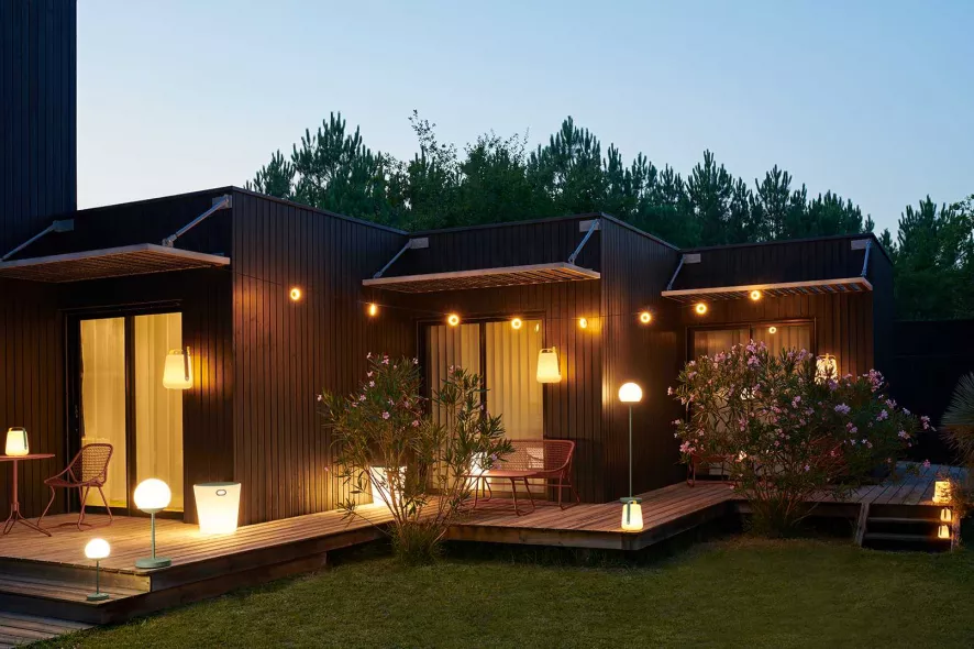 Fermob MOOON! Tafellamp H63 LED Oplaadbaar Black Cherry 5 Fermob MOOON! Tafellamp H63 LED Oplaadbaar Black Cherry - Afbeelding 5