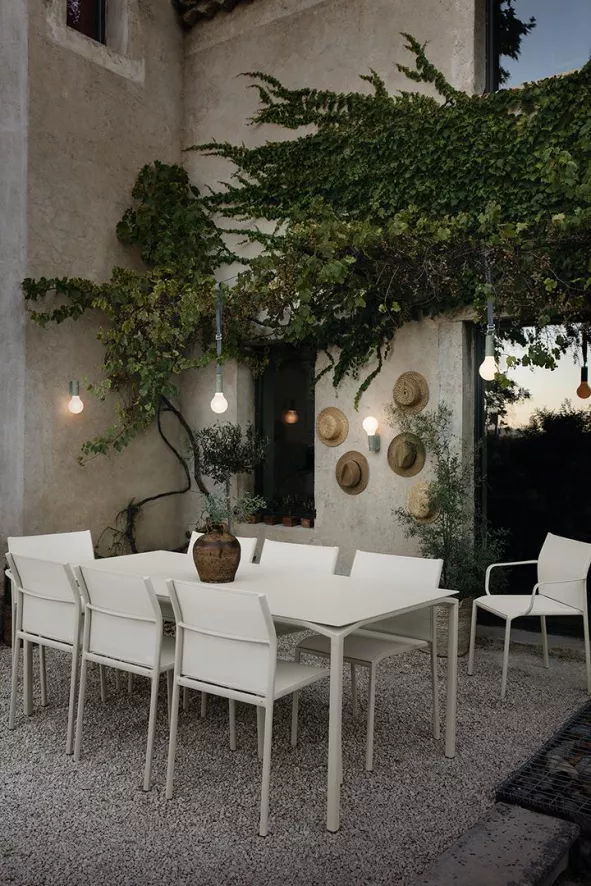 Fermob Calvi Tuintafel 195x95 Anthracite 6 Fermob Calvi Tuintafel 195x95 Anthracite - Afbeelding 6