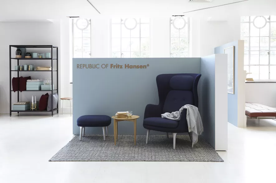 Fritz Hansen Foldable Tray Table Bijzettafel Zwart Gelakt Eiken 5 Fritz Hansen Foldable Tray Table Bijzettafel Zwart Gelakt Eiken - Afbeelding 5