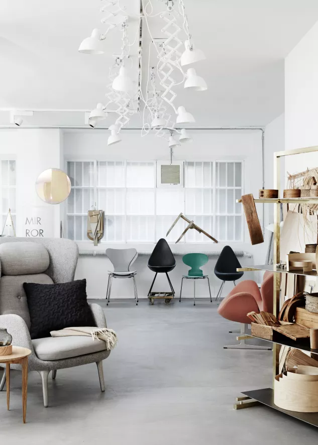 Fritz Hansen Foldable Tray Table Bijzettafel Zwart Gelakt Eiken 2 Fritz Hansen Foldable Tray Table Bijzettafel Zwart Gelakt Eiken - Afbeelding 2