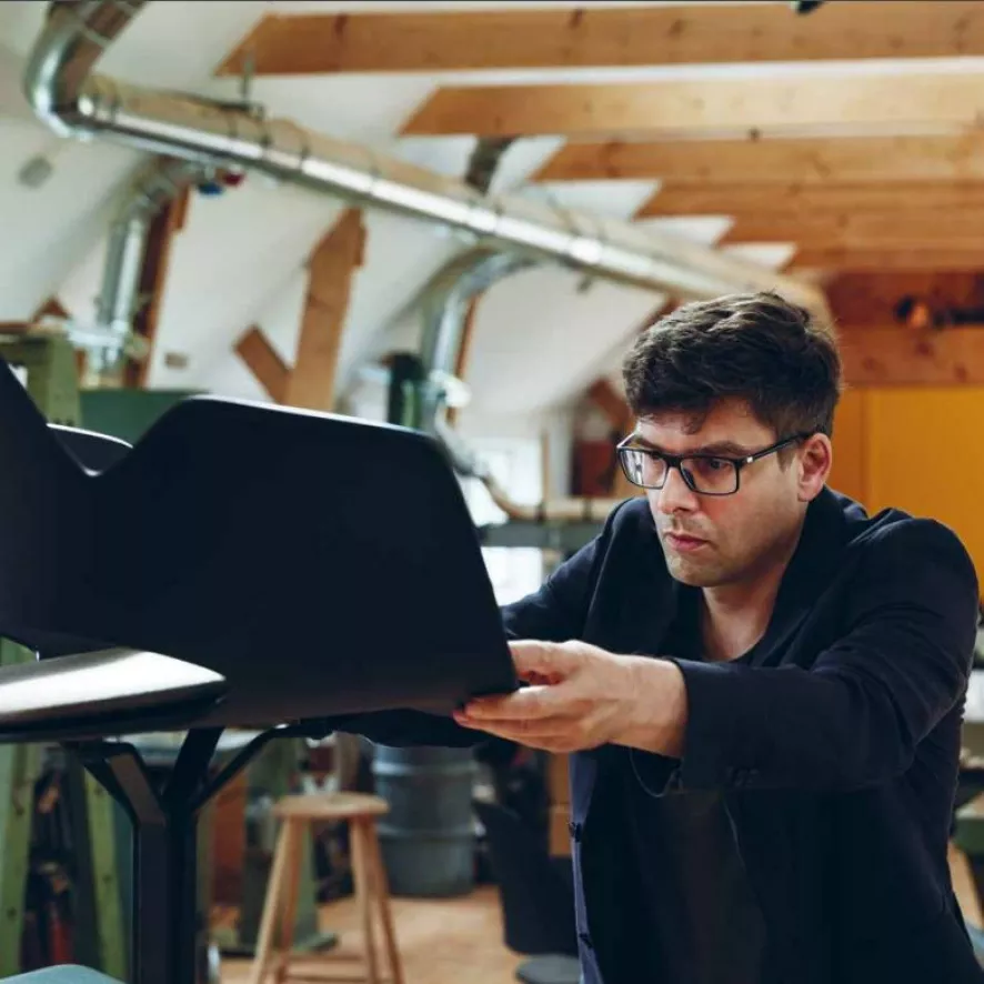 Houe Falk Gestoffeerde Stoel Met Zwart Onderstel Donkergrijs 7 Houe Falk Gestoffeerde Stoel Met Zwart Onderstel Donkergrijs - Afbeelding 7