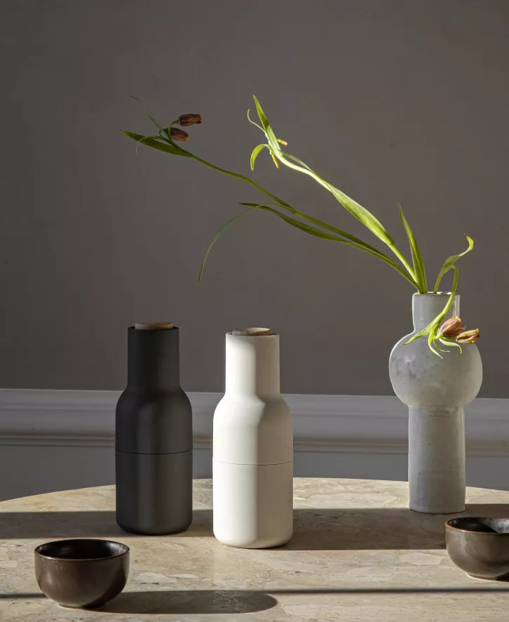 Audo Copenhagen Bottle Grinder Peper- En Zoutmolen Hunting Green/Beige Walnoot 2 Audo Copenhagen Bottle Grinder Peper- En Zoutmolen Hunting Green/Beige Walnoot - Afbeelding 2