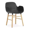 Normann Copenhagen Form Armchair Stoel Met Eiken Onderstel Zwart