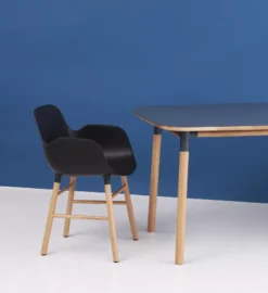 Normann Copenhagen Form Armchair Stoel Met Eiken Onderstel Zwart -Beste Meubelcollectie Winkel x886x886 normann form armchair sfeer 6 2.jpg.pagespeed.ic .aDBE8vpPpS