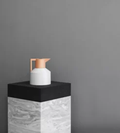 Normann Copenhagen Geo Vacuum Thermoskan Wit/goud 15 Normann Copenhagen Geo Vacuum Thermoskan Wit/goud -Beste Meubelcollectie Winkel x886x886 normann geo thermoskan sfeer10.jpg.pagespeed.ic .hx ODG1KjG 1