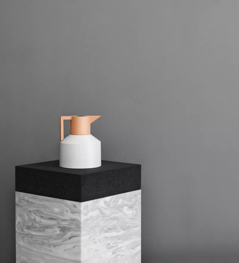 Normann Copenhagen Geo Vacuum Thermoskan Wit/goud 4 Normann Copenhagen Geo Vacuum Thermoskan Wit/goud - Afbeelding 4