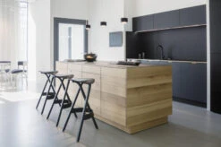 Thonet 404 H Barkruk Zwart -Beste Meubelcollectie Winkel x886x886 thonet 404 h barkruk.jpeg.pagespeed.ic .UH6 nVjAMi