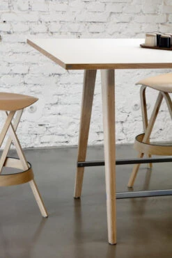 Thonet 404 H Barkruk Zwart -Beste Meubelcollectie Winkel x886x886 thonet 404 h barkruk3.jpeg.pagespeed.ic .9 8 olQwX