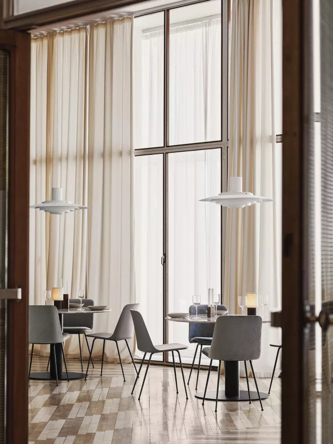 &tradition Rely HW6 Stoel Stone Grey, Bronzed Onderstel 14 &tradition Rely HW6 Stoel Stone Grey, Bronzed Onderstel - Afbeelding 14