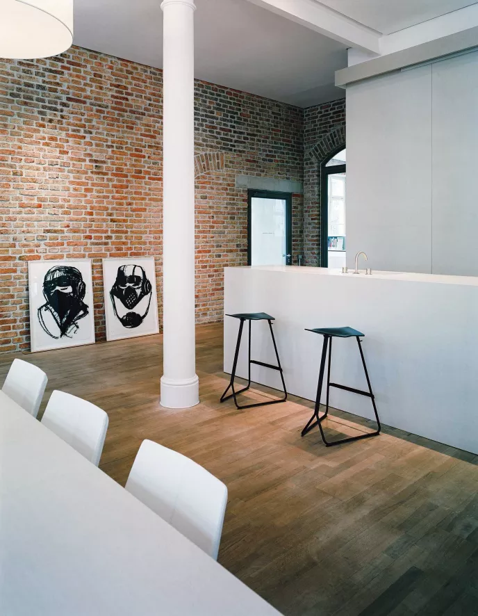 ClassiCon Triton Barkruk 75cm Chrome Onderstel, Witte Zitting 4 ClassiCon Triton Barkruk 75cm Chrome Onderstel, Witte Zitting - Afbeelding 4