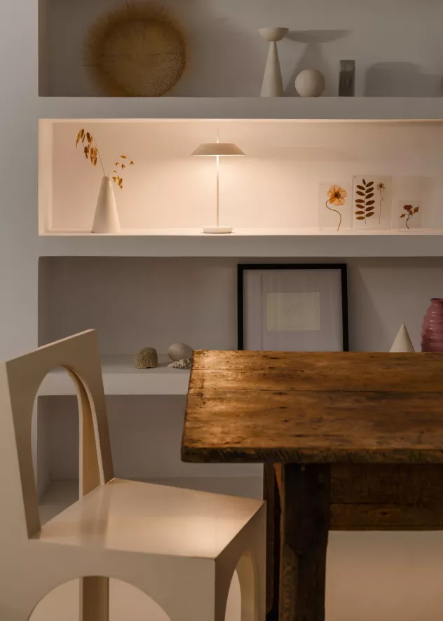 Vibia Mayfair Mini 5495 Tafellamp LED Oplaadbaar Beige D1 4 Vibia Mayfair Mini 5495 Tafellamp LED Oplaadbaar Beige D1 - Afbeelding 4