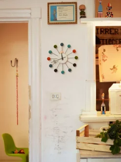 Vitra Ball Clock Klok Ø33 Naturel -Beste Meubelcollectie Winkel x886x886 vitra ball clock klok sfeer.jpg.pagespeed.ic .4X RwMYVuA