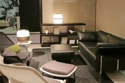 Vitra Slow Chair Met Ottoman Loungestoel Bruin/créme / Poedercoating Aubergine -Beste Meubelcollectie Winkel x886x886 vitra slow chair ottoman loungestoel sfeer 5.jpg.pagespeed.ic .ydX31yw9f